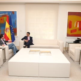 El presidente del Gobierno en funciones, Pedro Sánchez, conversa con el secretario general de Podemos, Pablo Iglesias, durante su reunión en mayo tras las elecciones del 28-A. POOL MONCLOA/Fernando Calvo