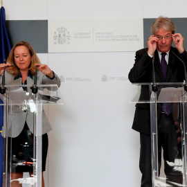 La vicepresidenta y ministra de Economía, Nadia Calviño, en una rueda de prensa junto al comisario Europeo de Economía, Paolo Gentiloni, tras su encuentro en el Ministerio de Economía en Madrid. EFE/ Mariscal