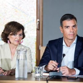 El presidente del Gobierno en funciones,Pedro Sánchez, acompañado por la vicepresidenta en funciones,Carmen Calvo. - EFE