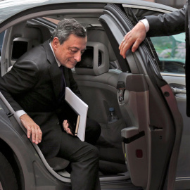Draghi, a su llegada a la cumbre de jefes de Estado y de Gobierno de la Unión Europea. REUTERS/Pascal Rossignol