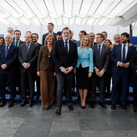 El jefe del Gobierno y líder del PP, Mariano Rajoy (c), posa para la foto de familia antes de la reunión que ha mantenido hoy con presidentes regionales en la sede de la calle Génova, para analizar la situación política del país. EFE/Juan C