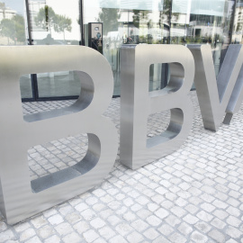 Nuevo logo del BBVA a las puertas de su sede en Madrid. / Europa Press