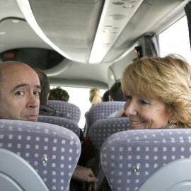 La presidenta de la Comunidad, Esperanza Aguirre, y el consejero de Sanidad, Manuel Lamela, se dirigen en autobús a la inauguración del centro de salud del Ensanche de Vallecas en marzo pasado.