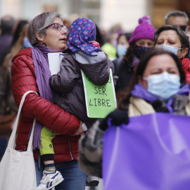 Imagen de archivo de varias mujeres y una niña en una manifestación en defensa de los derechos de las mujeres.