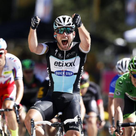 El ciclista británico Mark Cavendish (c) del equipo Etixx Quick Step se impone en la séptima etapa del Tour. /EFE