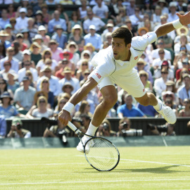 El tenista serbio Novak Djokovic devuelve una bola al francés Richard Gasquet durante el partido de semifinal del torneo de Wimbledon que ambos disputaron en el All England Lawn Tennis Club en Londres (Reino Unido) hoy. EFE/FACUNDO A