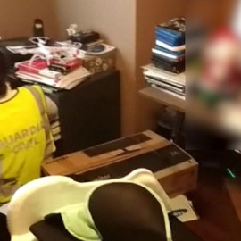 La Guardia Civil registra el domicilio del profesor detenido por abusar de una de sus alumnas.