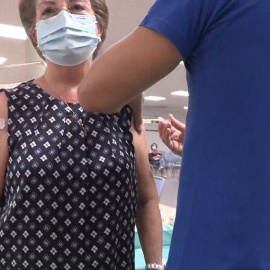 Los mayores de 70 estrenan los dos pinchazos contra la gripe y la covid