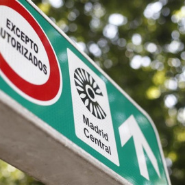 Señal con símbolo de prohibido aparcar al lado del distintivo de Madrid Central. | Europa Press