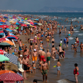Bañistas en la playa de Gandia (Valencia). REUTERS/Heino Kalis