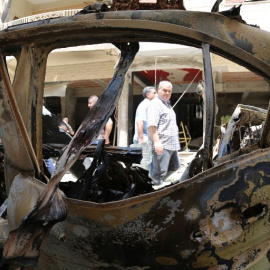 Un vehículo destruido tras un atentado del Estado Islámico junto a la ciudad siria de Qamishli. - AFP