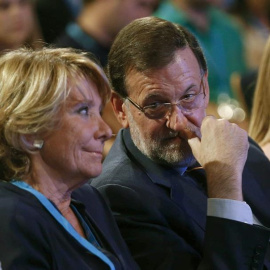 a portavoz del PP en el Ayuntamiento de Madrid, Esperanza Aguirre (i),conversa con el presidente del Gobierno, Mariano Rajoy en la Conferencia Política del PP. / PACO CAMPOS (EFE)