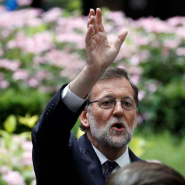 Mariano Rajoy llama al coche oficial en Bruselas. / PHIL NOBLE (REUTERS)