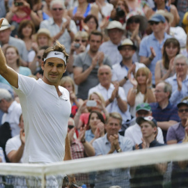 Federer celebra su victoria sobre Murray en Wimbledon. REUTERS/Suzanne Plunkett