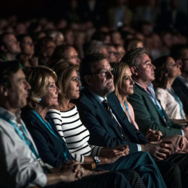 Los principales dirigentes del PP sentados en primera fila. / EMILIO NARANJO (EFE)