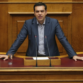 Tsipras se dirige al Parlamento griego el viernes por la noche. / ALKIS KONSTANTINIDIS (REUTERS)