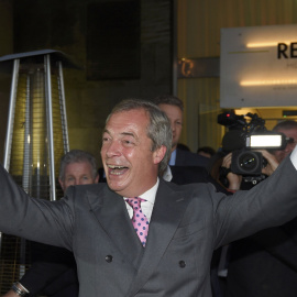 El líder del UKIP, Nigel Farage, celebrando el resultado del referéndum que certificó la salida del Reino Unido de la UE.-REUTERS