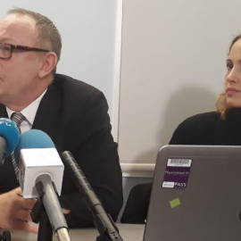 Rachel Lindon, abogada de los 'Jordis' y Oriol Junqueras en su petición ante la ONU, junto al también abogado del caso Ben Emmerson. Òmnium Cultural