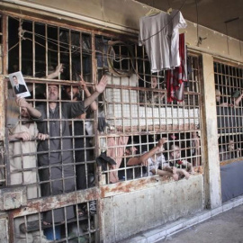Presos tras los barrotes en la principal cárcel de Alepo. Fotografía de mayo de 2014.- REUTERS