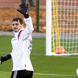 Casillas saludando la temporada pasada a los aficionados en Valdebebas. /EFE
