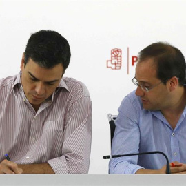 Pedro Sánchez y César Luena, durante la reunión de la Comisión Ejecutiva Federal en Ferraz. / PACO CAMPOS (EFE)