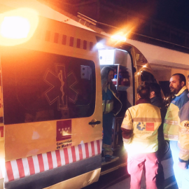 Sanitarios del SUMMA 112 atienden a una familia intoxicada en Griñón. / TWITTER - EMERGENCIAS 112