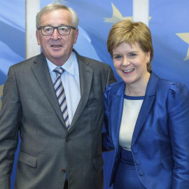 El presidente de la Comisión Europea (CE), Jean-Claude Juncker, recibe a la ministra principal escocesa, Nicola Sturgeon. - EFE