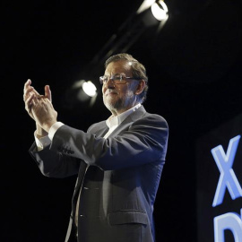 El presidente del Gobierno, Mariano Rajoy, agradece los aplausos tras su intervención en la clausura de la Conferencia Política del PP./ EFE