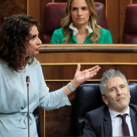 La ministra de Hacienda, María Jesús Montero, responde a una pregunta de la oposición durante la sesión de control en el Pleno del Congreso. EFE/ Fernando Alvarado