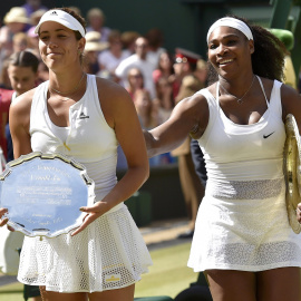 Muguruza y Serena Williams, con los trofeos de Wimbledon. REUTERS/Toby Melville