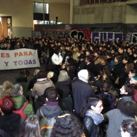 Concentració en solidaritat a les temporeres de Huelva a Barcelona, convocada per l'Assemblea Antiracista davant la tancada migrant de l'Escola Massana. Maria Rubio