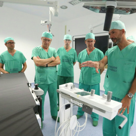 Feijóo en un quirófano del Hospital Álvaro Cunqueiro.