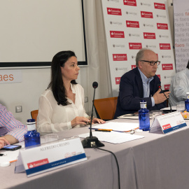 En orden: Alfredo Crespo, experto en política británica; Ana Mar Fernández, especialista en temas europeos; Gabriel Elorriaga, moderador y Tom Burns, periodista británico en una mesa redonda en los Cursos de Verano de la Complutense este mi
