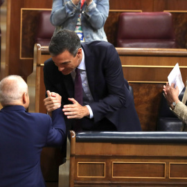 El presidente del Gobierno en funciones, Pedro Sánchez (c), felicita al diputado Rafael Simancas (i) tras su intervención durante el pleno extraordinario en el Congreso de los Diputados, sobre la crisis del Open Arms. EFE/ Kiko Huesca