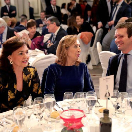La vicepresidenta del Gobierno, Carmen Calvo; la presidenta del Congreso, Ana Pastor (c), y el líder del PP, Pablo Casado, durante la entrega de los Premios de la Asociación de Periodistas Parlamentarios en Madrid. (JUANJO MARTÍN | EFE)