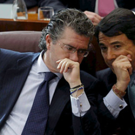 Francisco Granados conversa con Ignacio González./ EFE