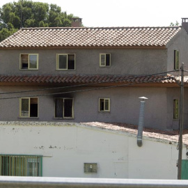 Vista de la residencia privada de Santa Fe, en la localidad de Cuarte de Huerva, cerca de Zaragoza, donde anoche un incendio causó la muerte a ocho ancianos y heridas a otros doce. El origen del fuego se ha situado en una de las habitacione