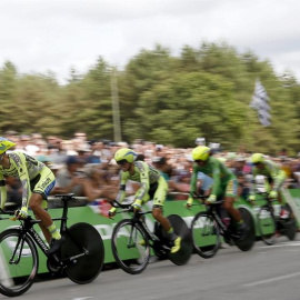 Los ciclistas de Tinkoff, durante la etapa del Tour. EFE/EPA/SEBASTIEN NOGIER
