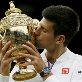 Djokovic, con el trofeo de Wimbledon. REUTERS/Stefan Wermuth