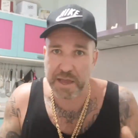 Captura de pantalla del vídeo de Zatu, cantante de SFDK.