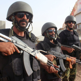 Soldados leales al presidente yemení, en la frontera con Arabia Saudí. REUTERS