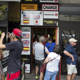 Varios turistas en Sevilla./REUTERS/Marcelo del Pozo