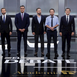 Los candidatos a la presidencia del Gobierno, (i-d) Pablo Casado, Pedro Sánchez, Santiago Abascal, Pablo Iglesias y Albert Rivera, posan antes de comenzar el único debate electoral de los comicios del 10-N. EFE/Juan Carlos Hidalgo