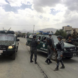 Varios agentes de la policía afgana vigilan las inmediaciones de la localidad de Qala-e-Haidar Jan. EFE/Hedayatullah Amid