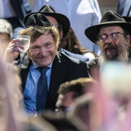 Javier Milei (izquierda) en Buenos Aires, Argentina, a 12 de diciembre de 2023.