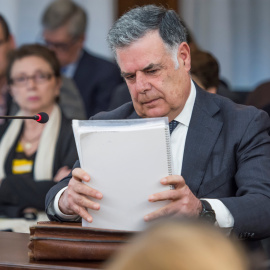 El ex consejero de Trabajo José Antonio Viera se sienta en su turno de interrogatorio en la sala de la Audiencia de Sevilla, donde continúa el juicio de la pieza política del caso ERE contra 22 ex altos cargos de la Junta de Andalucía. EFE/