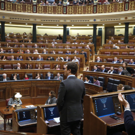 El líder del PP, Pablo Casado, durante su intervención en la última sesión de control al Ejecutivo del año en el Congreso de los Diputados. EFE/Javier Lizón