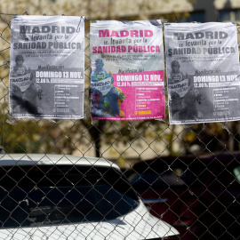 Varios carteles de la convocatoria de la manifestación del 13 de noviembre en Madrid por la sanidad pública pegados a la entrada del Centro de Salud Federica Montseny del Servicio de Urgencias de Atención Primaria (SUAP). E.P./Eduardo Parra