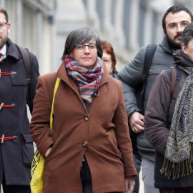 L'exdiputada de la CUP Mireia Boya, al centre, al costat del diputat cupaire Vidal Aragonès i la també exparlamentària de la formació Gabriela Serra, a la seva arribada al Suprem. EFE / Víctor Lerena