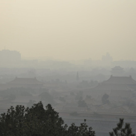 La ciudad perdida de Pekín (China), oculta tras una espesa niebla de contaminación en una imagen tomada a plena luz del día. REUTERS